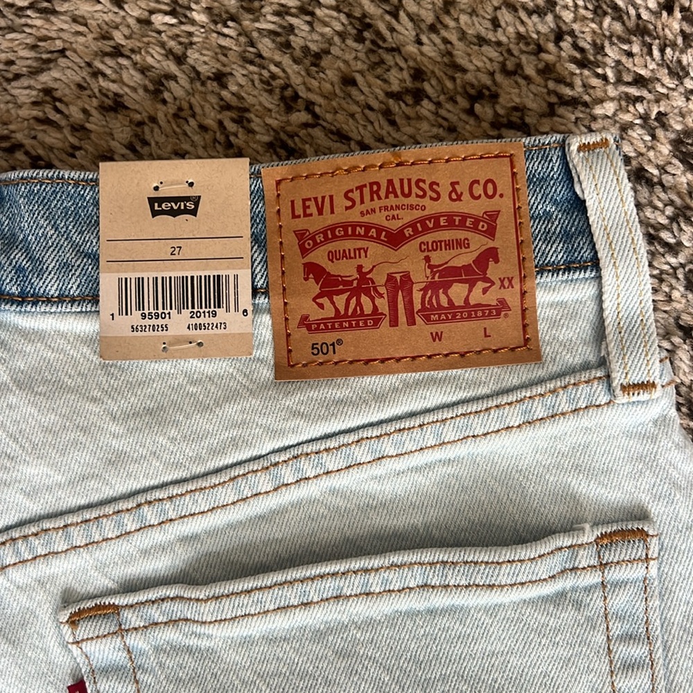 NWT Levi's 501 two tone denim shorts. Size 27 - Picture 3 of 8